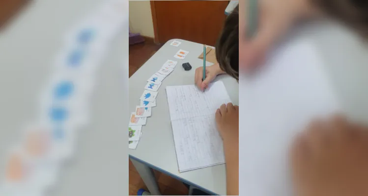 Os trabalhos acontecem a partir de conteúdos disponibilizados de forma online pela secretaria de Educação, com dinâmicas práticas que mobilizam os alunos.