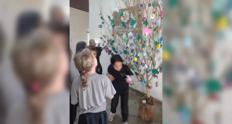 Os alunos também confeccionaram ovos de Páscoa e uma árvore em alusão ao feriado, uma tradição da localidade.