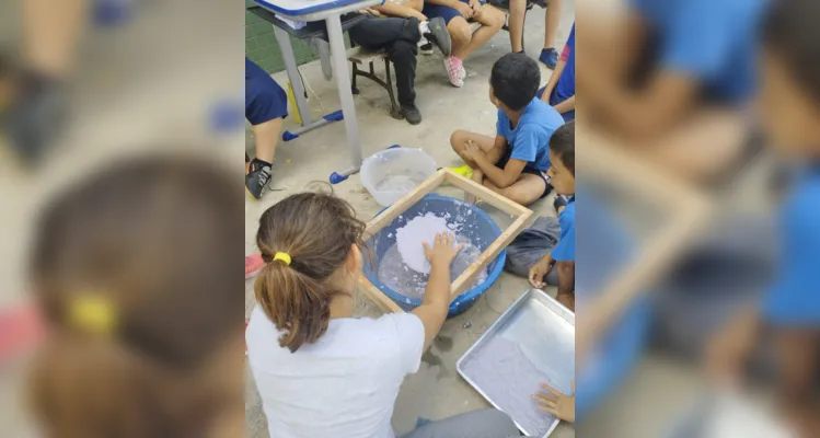 Com ações práticas, os alunos recolheram papéis utilizados por toda a escola e realizaram processos de reciclagem.