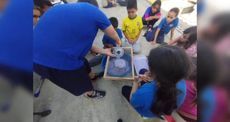 Com ações práticas, os alunos recolheram papéis utilizados por toda a escola e realizaram processos de reciclagem.