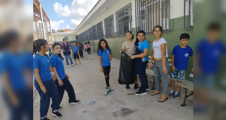 Com ações práticas, os alunos recolheram papéis utilizados por toda a escola e realizaram processos de reciclagem.