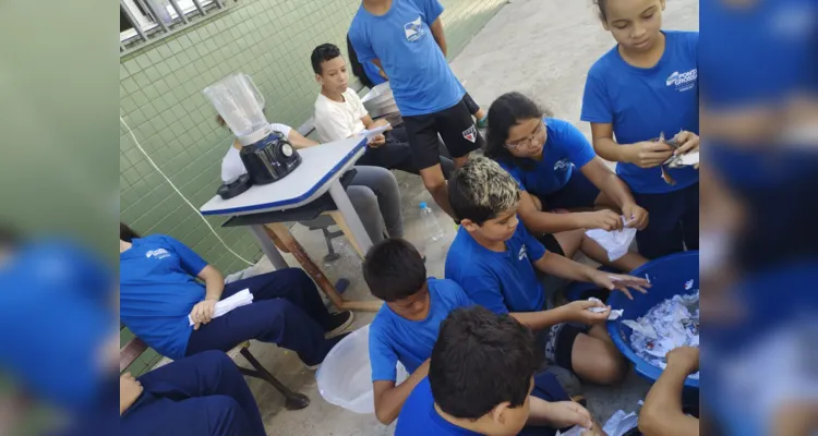 Com ações práticas, os alunos recolheram papéis utilizados por toda a escola e realizaram processos de reciclagem.