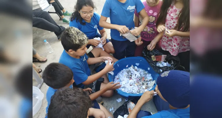 Com ações práticas, os alunos recolheram papéis utilizados por toda a escola e realizaram processos de reciclagem.