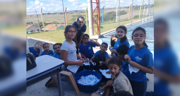 Com ações práticas, os alunos recolheram papéis utilizados por toda a escola e realizaram processos de reciclagem.