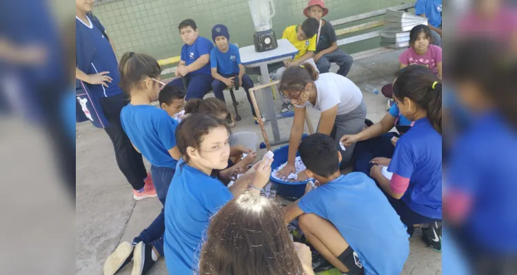 Com ações práticas, os alunos recolheram papéis utilizados por toda a escola e realizaram processos de reciclagem.