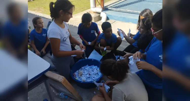 Com ações práticas, os alunos recolheram papéis utilizados por toda a escola e realizaram processos de reciclagem.