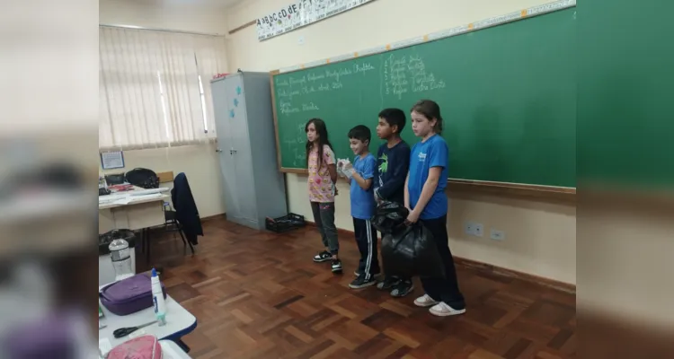 Com ações práticas, os alunos recolheram papéis utilizados por toda a escola e realizaram processos de reciclagem.