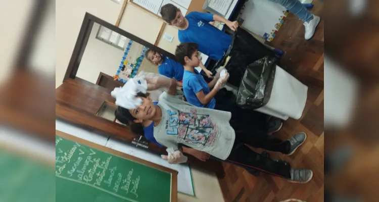 Com ações práticas, os alunos recolheram papéis utilizados por toda a escola e realizaram processos de reciclagem.