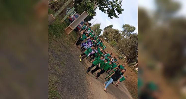 A passeata pelos arredores da escola foi apenas uma das ações de conscientização realizadas pelos alunos.