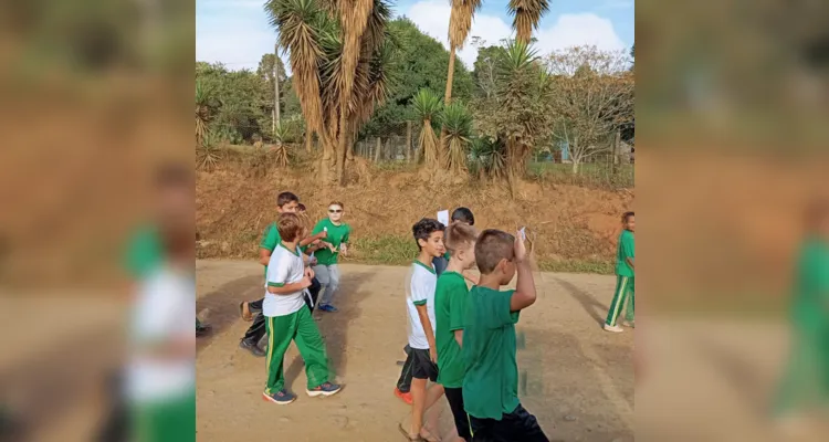 A passeata pelos arredores da escola foi apenas uma das ações de conscientização realizadas pelos alunos.