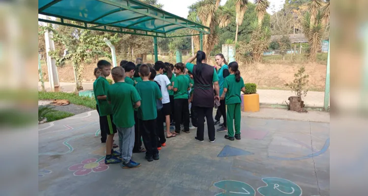 A passeata pelos arredores da escola foi apenas uma das ações de conscientização realizadas pelos alunos.