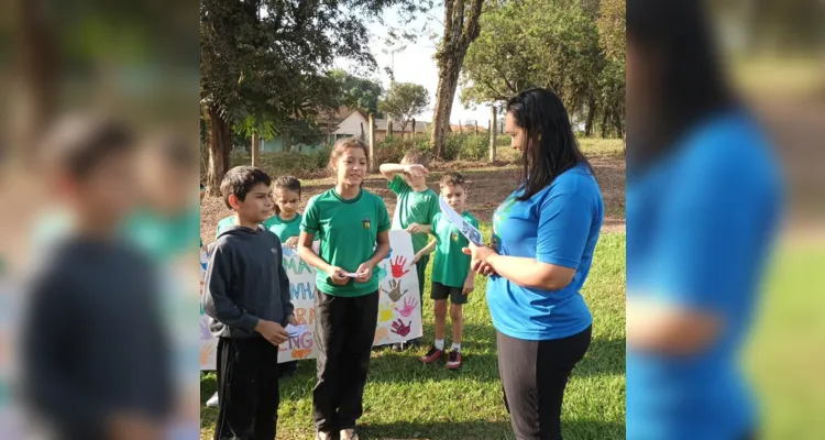 A passeata pelos arredores da escola foi apenas uma das ações de conscientização realizadas pelos alunos.