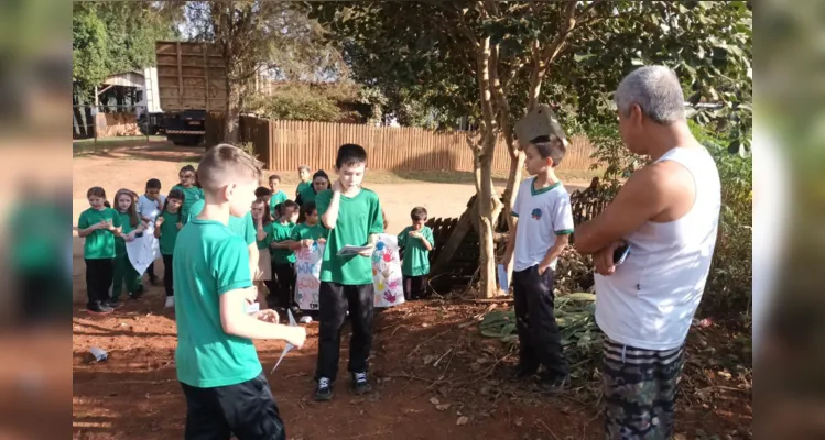 A passeata pelos arredores da escola foi apenas uma das ações de conscientização realizadas pelos alunos.