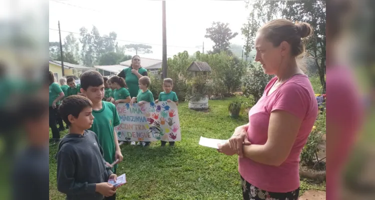 A passeata pelos arredores da escola foi apenas uma das ações de conscientização realizadas pelos alunos.