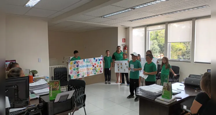 A visita a comércios locais também fez parte dos trabalhos da turma.