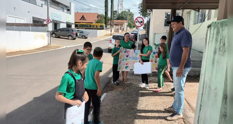 A visita a comércios locais também fez parte dos trabalhos da turma.