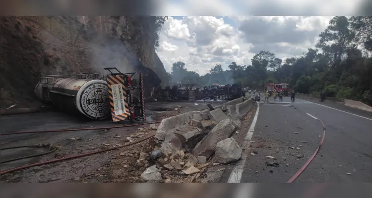 O caminhão estava carregado com óleo diesel e acabou pegando fogo após o tombamento