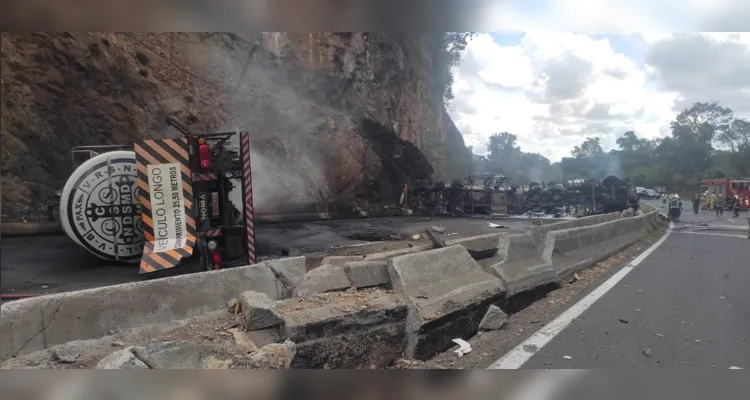 O caminhão estava carregado com óleo diesel e acabou pegando fogo após o tombamento