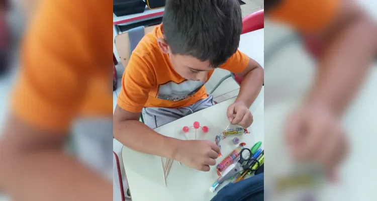 Em sala de aula, a turma realizou diversas atividades criativas envolvendo a elaboração de sólidos geométricos, com palitos, balas de goma e diversos outros materiais.