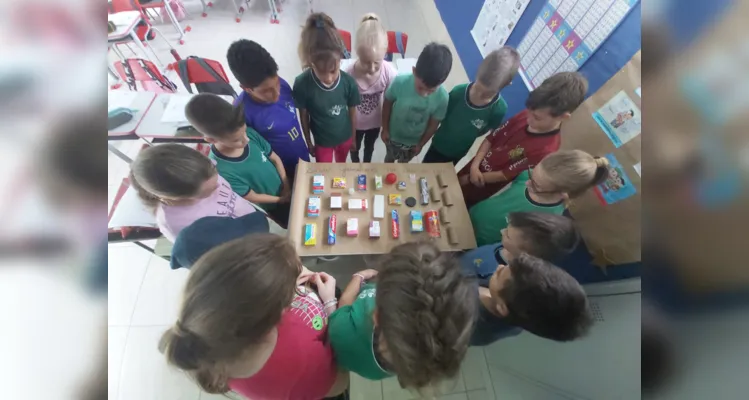 Em sala de aula, a turma realizou diversas atividades criativas envolvendo a elaboração de sólidos geométricos, com palitos, balas de goma e diversos outros materiais.