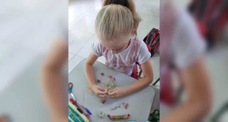 Em sala de aula, a turma realizou diversas atividades criativas envolvendo a elaboração de sólidos geométricos, com palitos, balas de goma e diversos outros materiais.