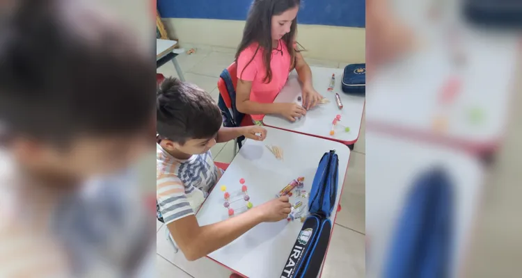 Em sala de aula, a turma realizou diversas atividades criativas envolvendo a elaboração de sólidos geométricos, com palitos, balas de goma e diversos outros materiais.