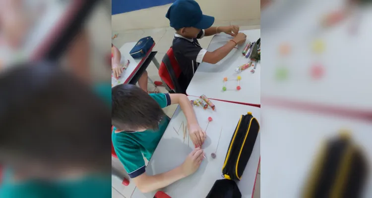 Em sala de aula, a turma realizou diversas atividades criativas envolvendo a elaboração de sólidos geométricos, com palitos, balas de goma e diversos outros materiais.