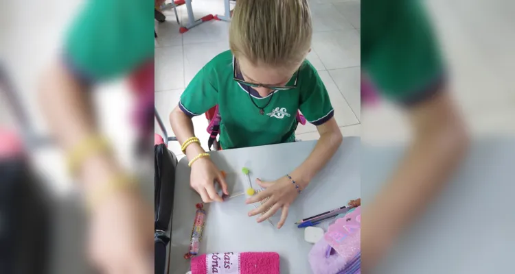 Em sala de aula, a turma realizou diversas atividades criativas envolvendo a elaboração de sólidos geométricos, com palitos, balas de goma e diversos outros materiais.