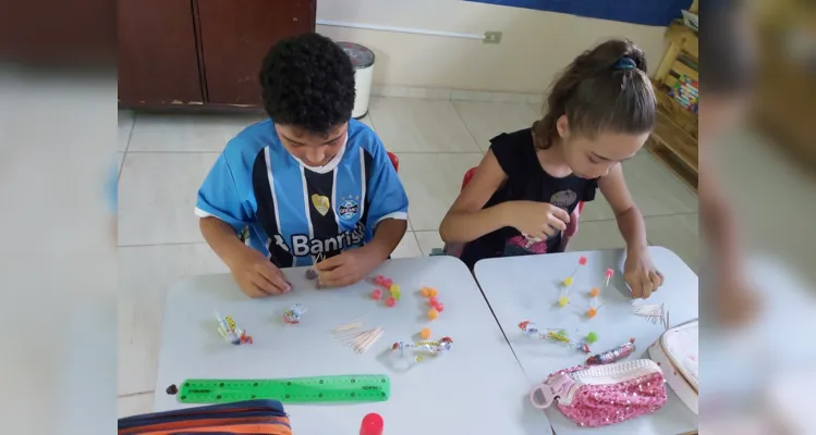 Em sala de aula, a turma realizou diversas atividades criativas envolvendo a elaboração de sólidos geométricos, com palitos, balas de goma e diversos outros materiais.