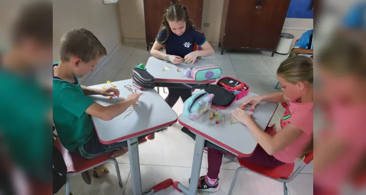 Em sala de aula, a turma realizou diversas atividades criativas envolvendo a elaboração de sólidos geométricos, com palitos, balas de goma e diversos outros materiais.