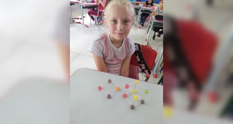 Em sala de aula, a turma realizou diversas atividades criativas envolvendo a elaboração de sólidos geométricos, com palitos, balas de goma e diversos outros materiais.