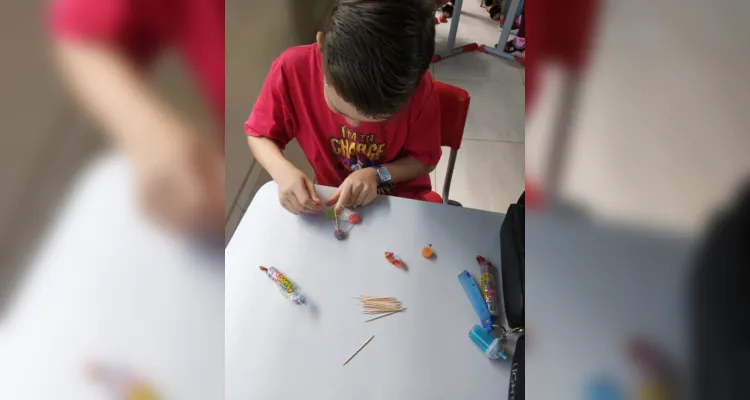 Em sala de aula, a turma realizou diversas atividades criativas envolvendo a elaboração de sólidos geométricos, com palitos, balas de goma e diversos outros materiais.