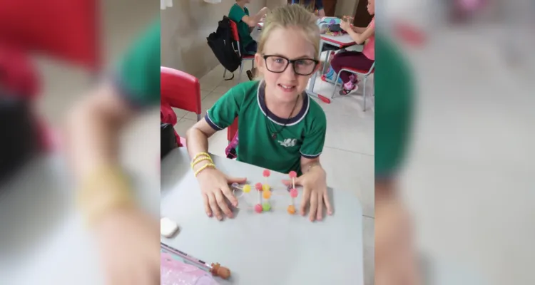 Em sala de aula, a turma realizou diversas atividades criativas envolvendo a elaboração de sólidos geométricos, com palitos, balas de goma e diversos outros materiais.