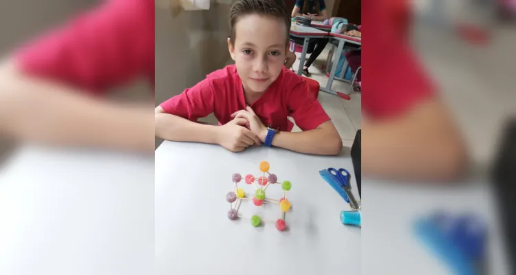 Em sala de aula, a turma realizou diversas atividades criativas envolvendo a elaboração de sólidos geométricos, com palitos, balas de goma e diversos outros materiais.