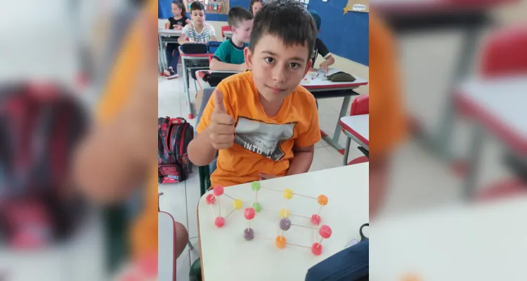 Em sala de aula, a turma realizou diversas atividades criativas envolvendo a elaboração de sólidos geométricos, com palitos, balas de goma e diversos outros materiais.