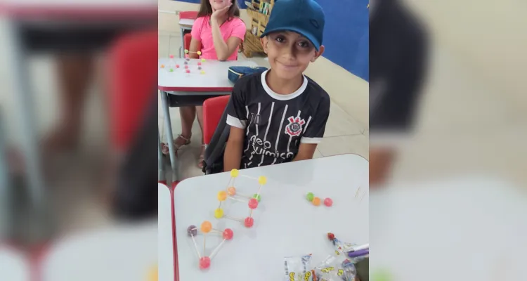 Em sala de aula, a turma realizou diversas atividades criativas envolvendo a elaboração de sólidos geométricos, com palitos, balas de goma e diversos outros materiais.