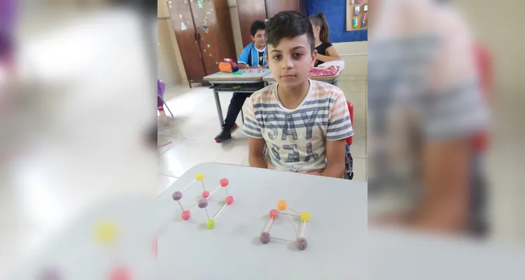 Em sala de aula, a turma realizou diversas atividades criativas envolvendo a elaboração de sólidos geométricos, com palitos, balas de goma e diversos outros materiais.