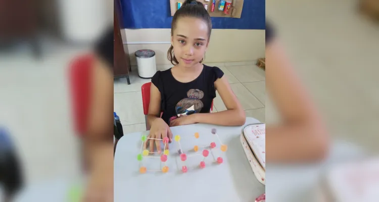 Em sala de aula, a turma realizou diversas atividades criativas envolvendo a elaboração de sólidos geométricos, com palitos, balas de goma e diversos outros materiais.