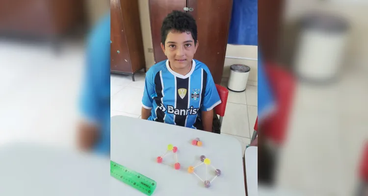 Em sala de aula, a turma realizou diversas atividades criativas envolvendo a elaboração de sólidos geométricos, com palitos, balas de goma e diversos outros materiais.