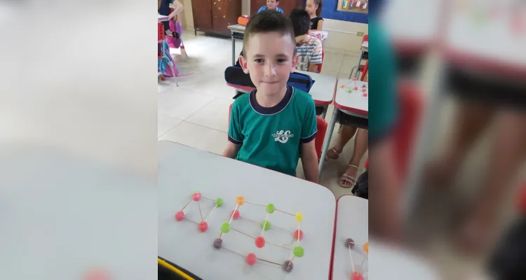 Em sala de aula, a turma realizou diversas atividades criativas envolvendo a elaboração de sólidos geométricos, com palitos, balas de goma e diversos outros materiais.