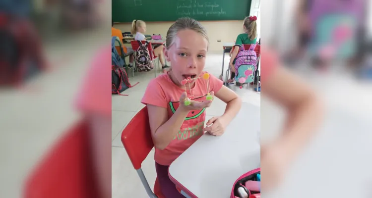 Em sala de aula, a turma realizou diversas atividades criativas envolvendo a elaboração de sólidos geométricos, com palitos, balas de goma e diversos outros materiais.