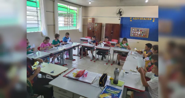 Em sala de aula, a turma realizou diversas atividades criativas envolvendo a elaboração de sólidos geométricos, com palitos, balas de goma e diversos outros materiais.