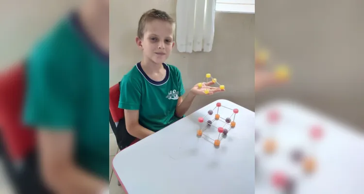 Em sala de aula, a turma realizou diversas atividades criativas envolvendo a elaboração de sólidos geométricos, com palitos, balas de goma e diversos outros materiais.