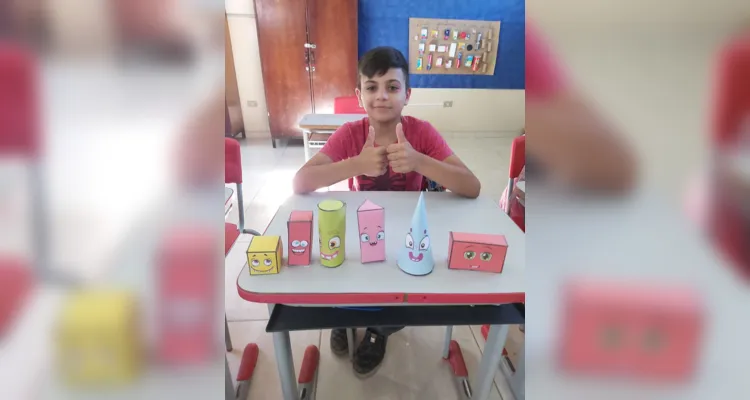 Em sala de aula, a turma realizou diversas atividades criativas envolvendo a elaboração de sólidos geométricos, com palitos, balas de goma e diversos outros materiais.