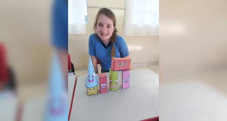 Em sala de aula, a turma realizou diversas atividades criativas envolvendo a elaboração de sólidos geométricos, com palitos, balas de goma e diversos outros materiais.