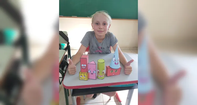 Em sala de aula, a turma realizou diversas atividades criativas envolvendo a elaboração de sólidos geométricos, com palitos, balas de goma e diversos outros materiais.