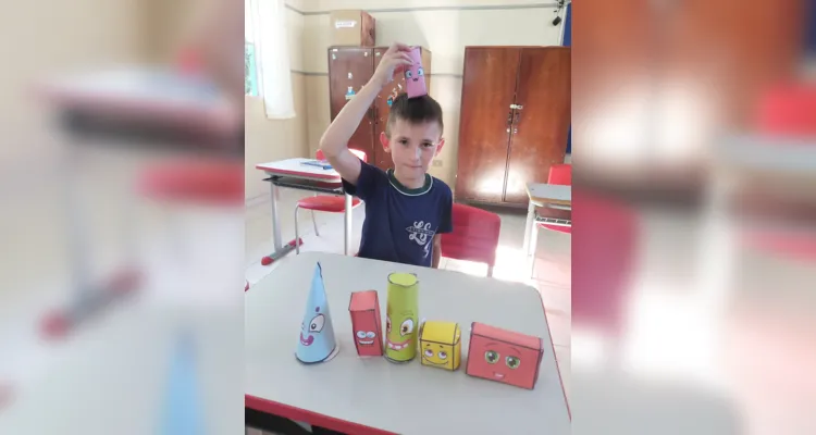 Em sala de aula, a turma realizou diversas atividades criativas envolvendo a elaboração de sólidos geométricos, com palitos, balas de goma e diversos outros materiais.