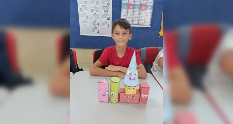 Em sala de aula, a turma realizou diversas atividades criativas envolvendo a elaboração de sólidos geométricos, com palitos, balas de goma e diversos outros materiais.