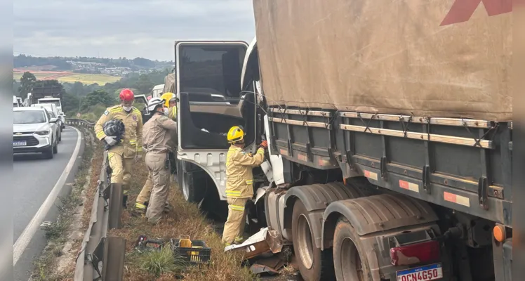 Motorista fica preso em ferragens após colisão entre caminhões em PG