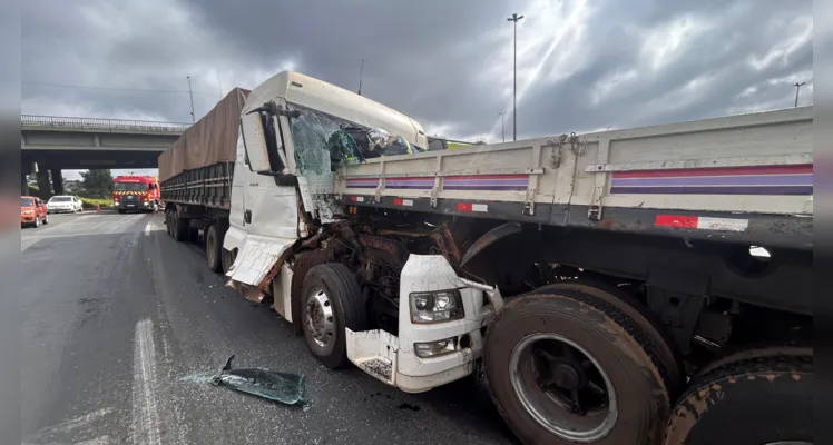 Um dos motoristas ficou preso nas ferragens